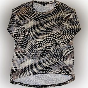 Women’s lightweight sweater. Size: Medium